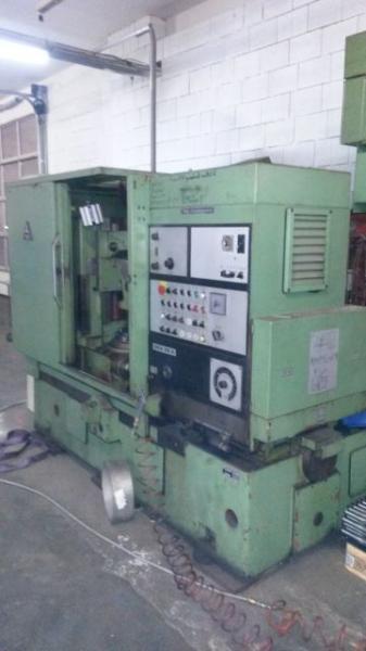 Vertical gear hobbing machine