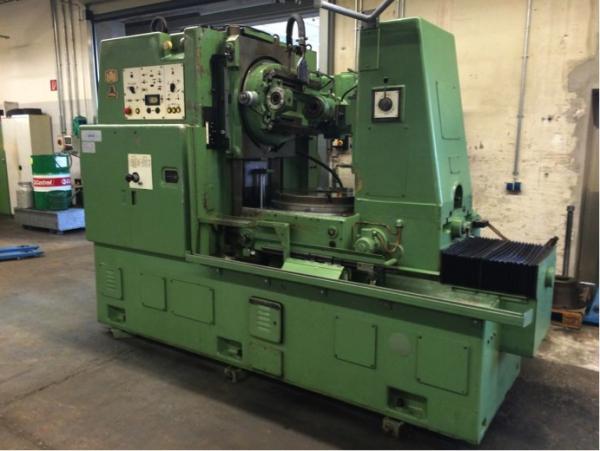 Vertical gear hobbing machine