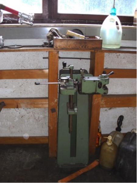 Sawblade tooth setting machine