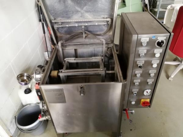 Cleaning/degreasing plant f. machined parts