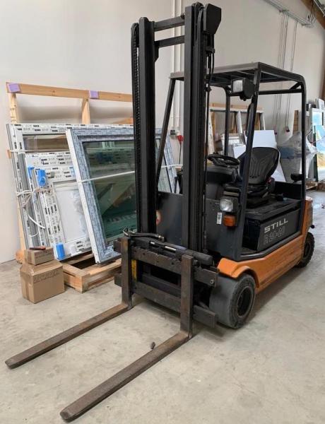 Electric fork lift (2 tons)