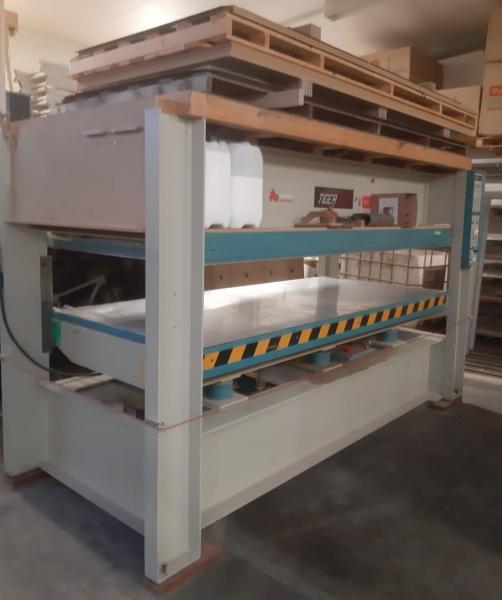 automat. Furnierpresse (3.000 x 1.300 mm)