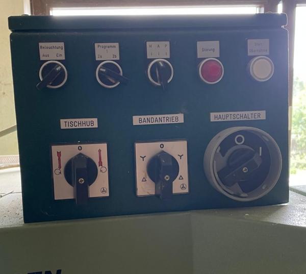 automat. Langbandschleifmaschine